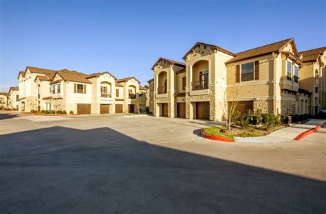 Apartments with Garages 